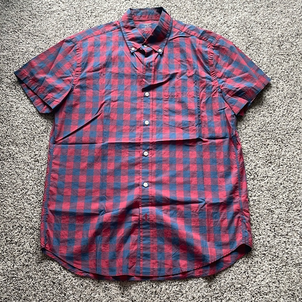 JCrew Men’s short sleeve button down. Light weight 100% cotton. Size M